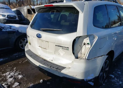 2017 Subaru Forester 2.5I Premium z USA, uszkodzony, nr VIN JF2SJAGC0HH461547